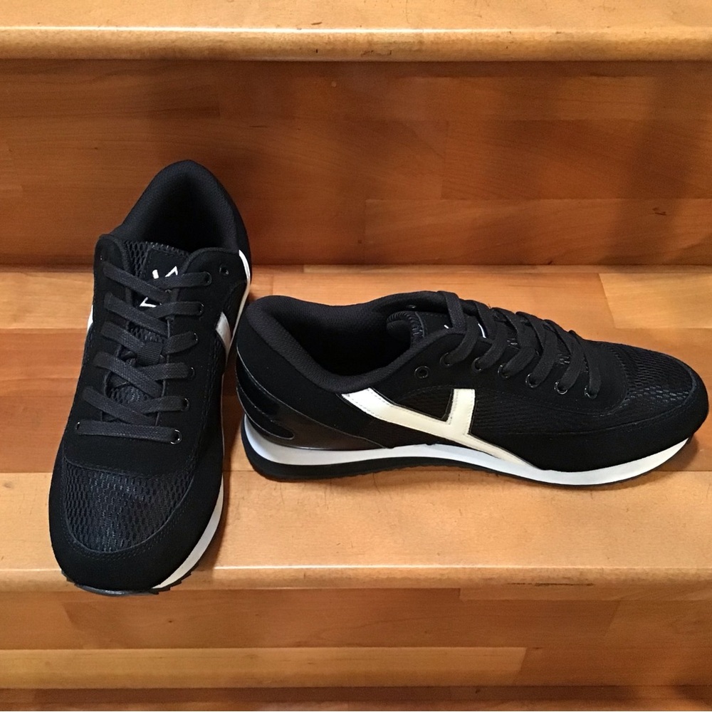 YRU FLASH Black Sneakers with White Stripes.